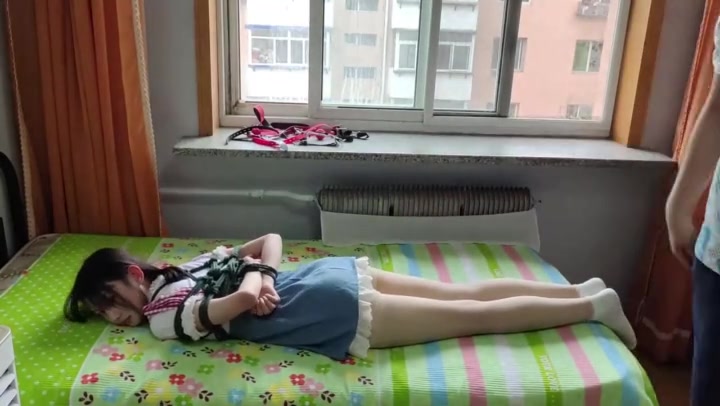 玩奴原创 青春美少女晴语的初次分腿驷马紧缚，马具口球严厉堵嘴. Preview 1