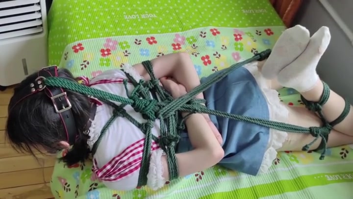 玩奴原创 青春美少女晴语的初次分腿驷马紧缚，马具口球严厉堵嘴. Preview 3