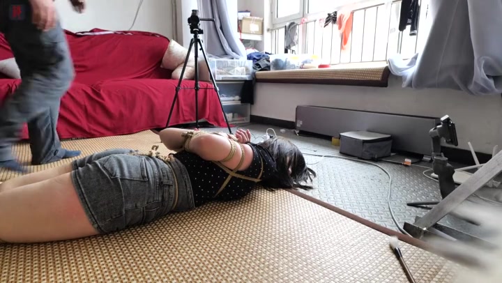 绳之韵 绑了一个美腿小主持周颖绳体验（第二集）怕痒的女孩更要绑成驷马可劲挠！ Preview 1
