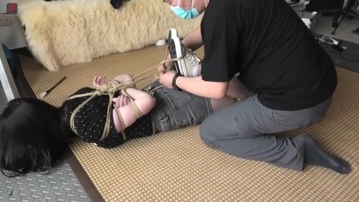 绳之韵 绑了一个美腿小主持周颖绳体验（第二集）怕痒的女孩更要绑成驷马可劲挠！ Preview 3