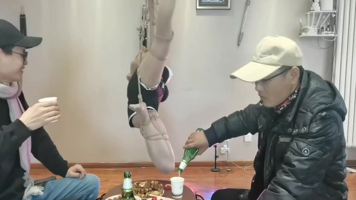 一绳所爱 约朋友吃饭喝酒，把女孩吊在旁边作陪 Preview 3