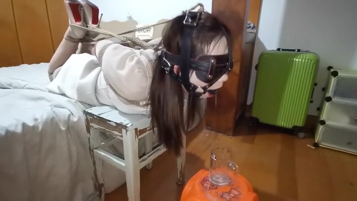 我的媳妇 第26弹、日常着装、高跟、小短裙、驷马放置、口水收集、挣扎 Preview 3