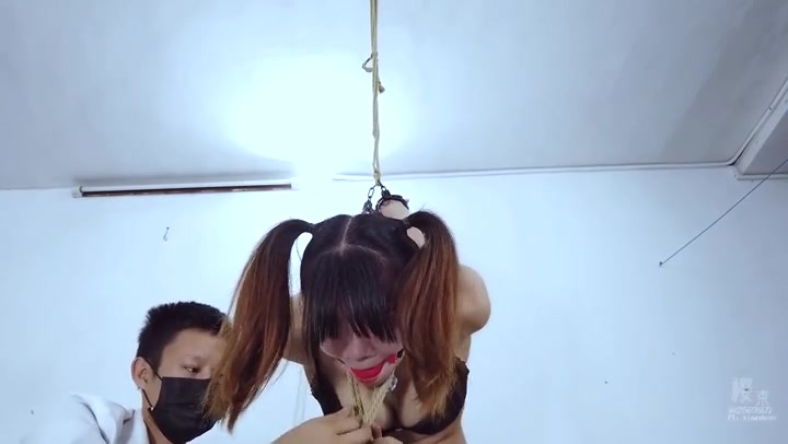 樱束原创 莉莉完美身材回归,直接挑战大号口球,强制弯腰,完美呈现 Preview 1