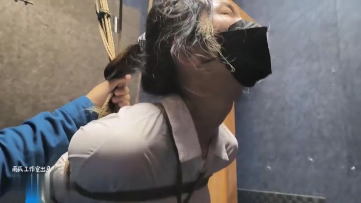 雨辰工作室 安娜木马受刑记 虐阴 强高 羞辱 打屁股 打脚心 骑木马 暴汗 惨叫 Preview 1