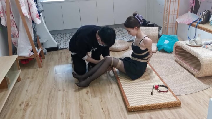 奥特曼 果果直臂捆绑，吊带连衣裙配黑丝，口球捆绑放置 Preview 1
