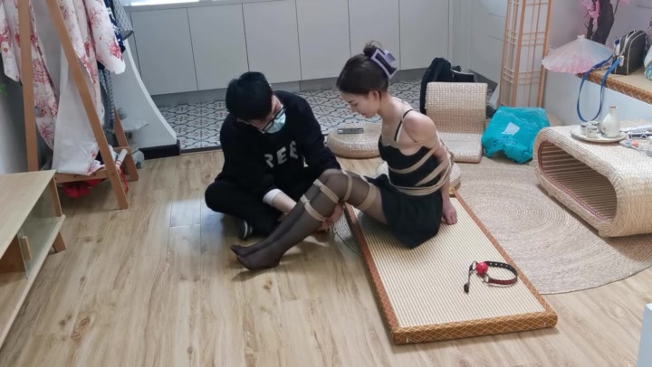 奥特曼 果果直臂捆绑，吊带连衣裙配黑丝，口球捆绑放置 Preview 2