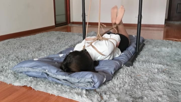 长相甜美的OL绒绒驷马口球超长时间放置. Preview 4
