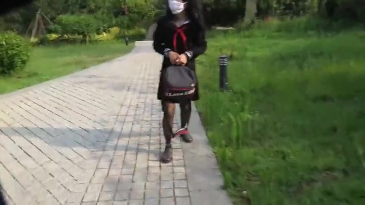 水手服少女黑丝镣铐公园漫步 Preview 1
