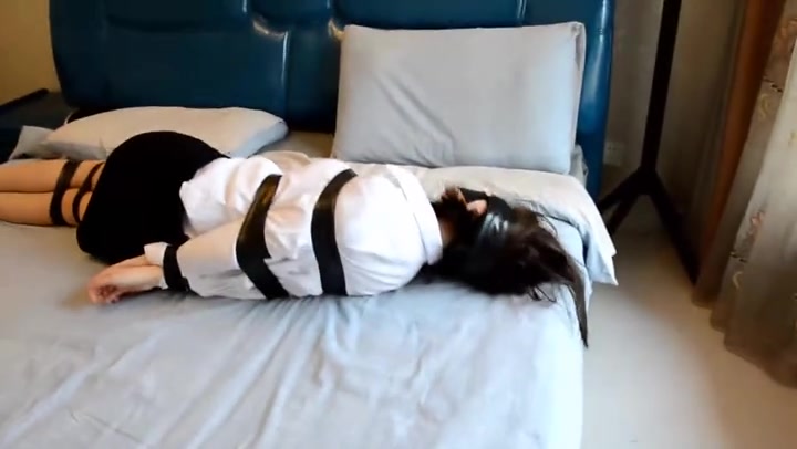 得意客 定拍准时下班的幸运日 美女小鱼下班回家被入室捆绑，丝袜堵嘴，黑胶带封嘴，挣扎逃脱再次被绑，惩罚打屁股，撕烂丝袜 Preview 1