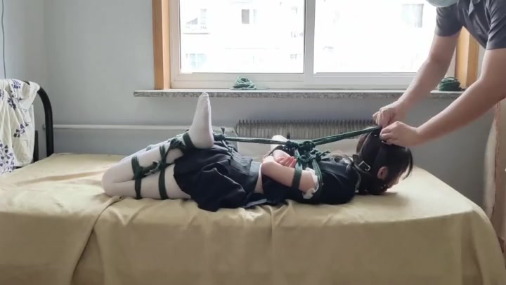 玩奴原创 青春美少女晴语白丝诱惑严厉连头驷马。马具口球堵嘴，放置游戏 Preview 4