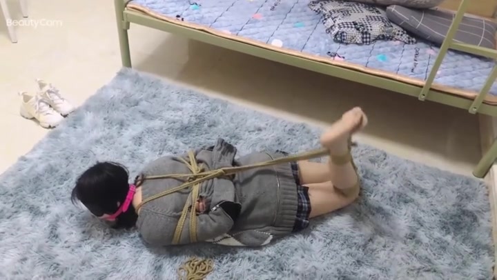 新月原创 雨涵妹妹 尝试脚铐 丝袜美足 捆绑上身 拿取高出的钥匙自救（失败）示范 Preview 3