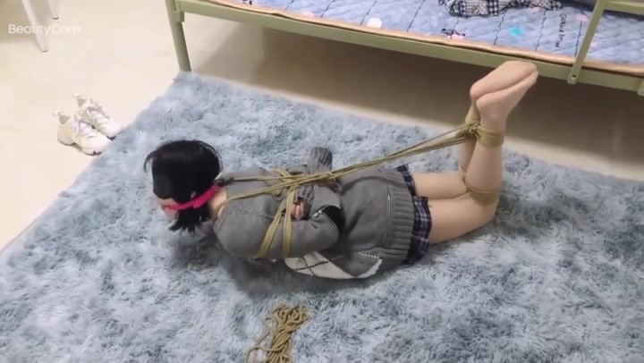 新月原创 雨涵妹妹 尝试脚铐 丝袜美足 捆绑上身 拿取高出的钥匙自救（失败）示范 Preview 4