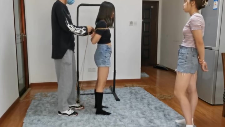 奥特曼 两个妹子被绑在房间放置时，会讨论些啥问题？ Preview 1