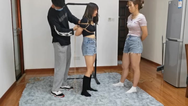 奥特曼 两个妹子被绑在房间放置时，会讨论些啥问题？ Preview 2