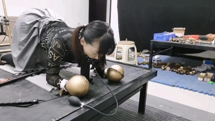 飞天原创 悦儿奴的小嘴正在含着小丁丁，一抬头被喷了一脸听话水，被乖乖地禁锢 Preview 3