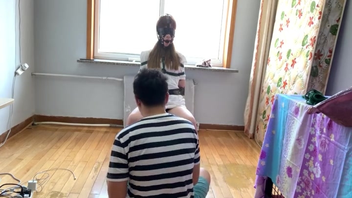 玩奴原创 大长腿双美女拘束椅子，驷马坐缚的组合，挣扎tk严厉堵嘴，口水如泉 Preview 2