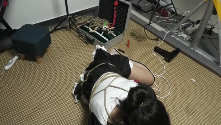 绳之韵 玩蜡烛的小女孩瑾瑜（1-2合并版）白丝网袜小女仆，环形口枷、龟甲手铐、自我滴蜡 Preview 1