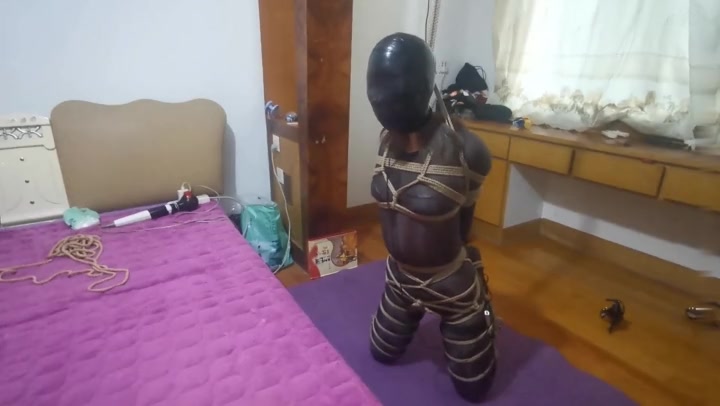 网友原创 我的媳妇 连身黑丝感官剥夺、史上最紧的超极限绞刑2.0版、电击、勒yin Preview 4