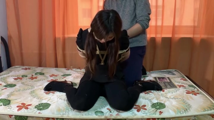 玩奴原创 高能口水奴隶洋洋，现挤柠檬汁口水入喉收集，高跟丝袜后手缚麻花腿，第二期 Preview 2