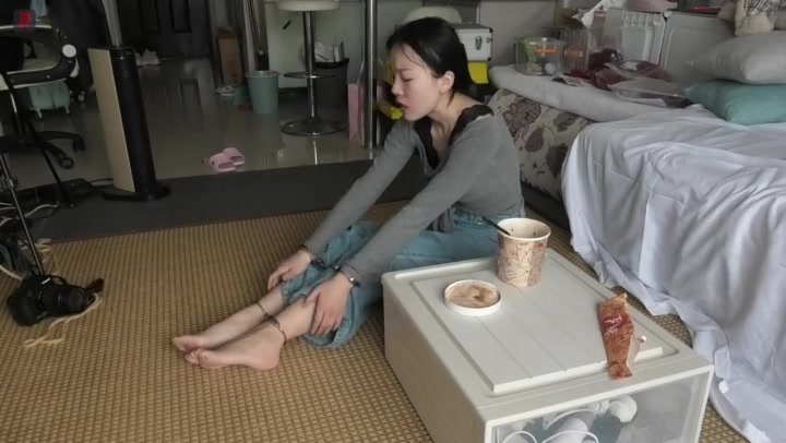 绳之韵 新晋乖奴小软镣铐游戏（开场篇）带着手铐、脚镣用餐、做家务，尝试自行解拷 Preview 1