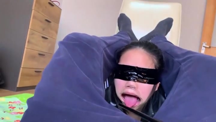 玩奴原创 小倩妹子的人形犬调教实录，牵引胯下爬行，椅下玩舌sptk踩踏，齿科开口器. Preview 4