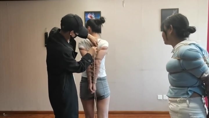 两个女孩被捆绑欧式直臂还能坚持玩游戏. Preview 2
