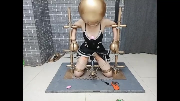 飞天原创 新模艺涵初次体验拘束架深喉禁锢，多功能TD,电击片和高频率棒被折磨的失禁. Preview 4