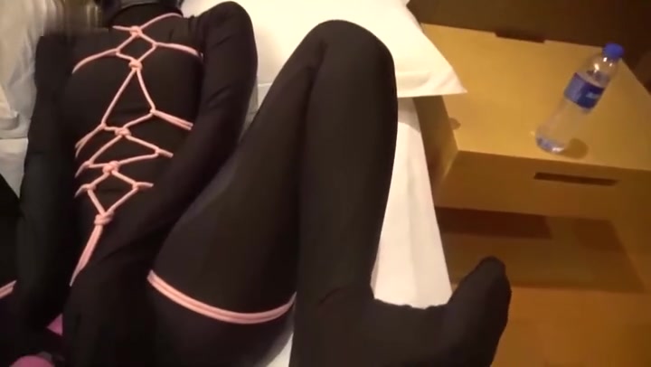 小萌同学 zentai+龟甲缚的艺术体验，皮革头套束缚+黑色保鲜膜包裹挠脚！ Preview 1
