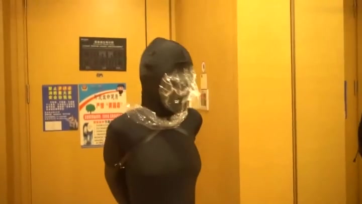 小萌同学 zentai+龟甲缚的艺术体验，皮革头套束缚+黑色保鲜膜包裹挠脚！ Preview 4