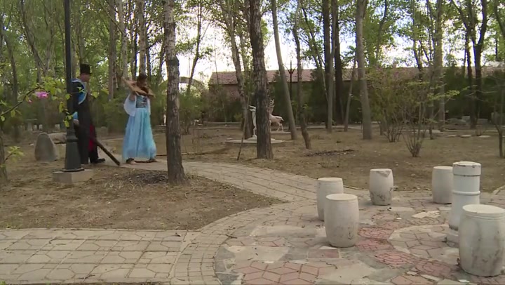 丽佳美亚 犯妇押解 漂亮女犯带枷赤足脚镣押解惩罚 逃脱失败被驷马 Preview 1