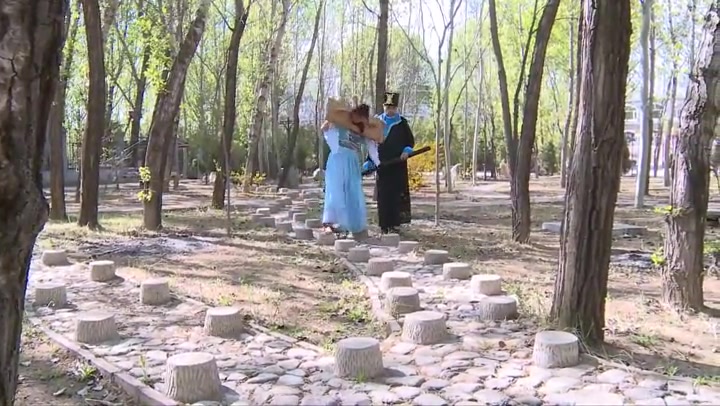 丽佳美亚 犯妇押解 漂亮女犯带枷赤足脚镣押解惩罚 逃脱失败被驷马 Preview 2