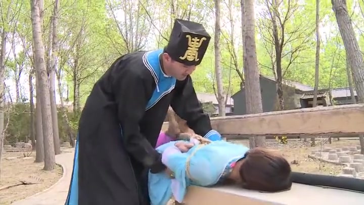 丽佳美亚 犯妇押解 漂亮女犯带枷赤足脚镣押解惩罚 逃脱失败被驷马 Preview 3