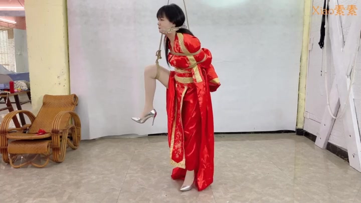 xiao素素 最美红色礼服新娘- 堵嘴，吊绑 Preview 1