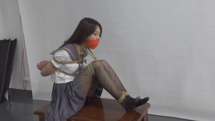 楚楚挑战黑丝堵嘴团缚和大号口球超紧驷马放置 Preview 2