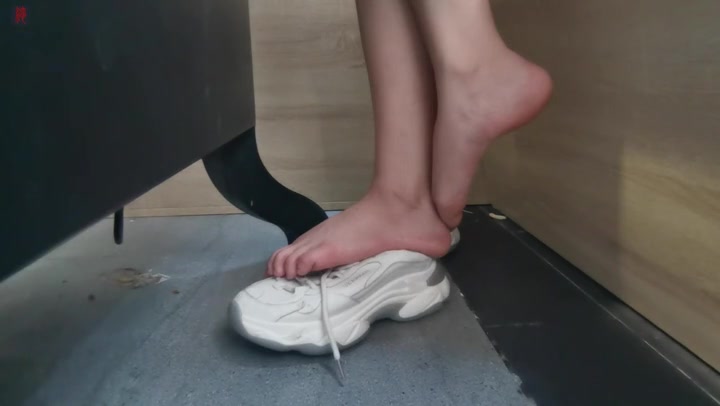 绳之韵 点点龟甲缚、股绳，踩石子虐足外出、火锅店里晾脚的小绳奴 Preview 3