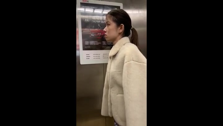 琥珀堂 靓妹萍儿戴镣铐紧缚欣赏……戴脚镣青花裙天台行走、TK电击、鞭呻吟、跪震、分膝TJ……萍儿 Preview 4