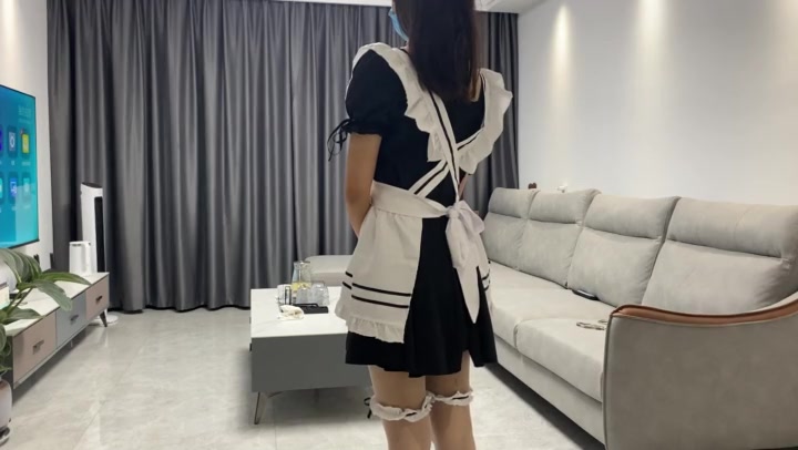 涵涵女仆装手铐脚铐自缚打扫卫生，因挡主人看电视被主人戴单手套惩罚+打屁股 Preview 2