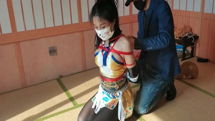 一绳所爱 笑笑游戏装角色单腿悬吊挠痒 Preview 1