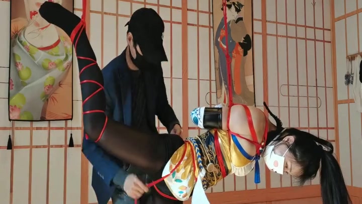 一绳所爱 笑笑游戏装角色单腿悬吊挠痒 Preview 2