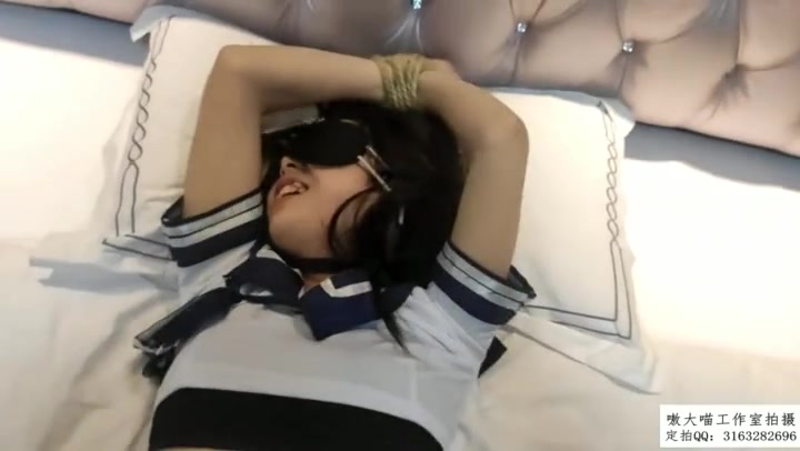 嗷大喵 新挠脚心系列（第一集） 妹子身穿情趣水手服捆住手脚，刷润滑剂，用刷子和牙刷以及手挠脚心+挠腋下+挠腰间以及胯上一些的部位 Preview 2