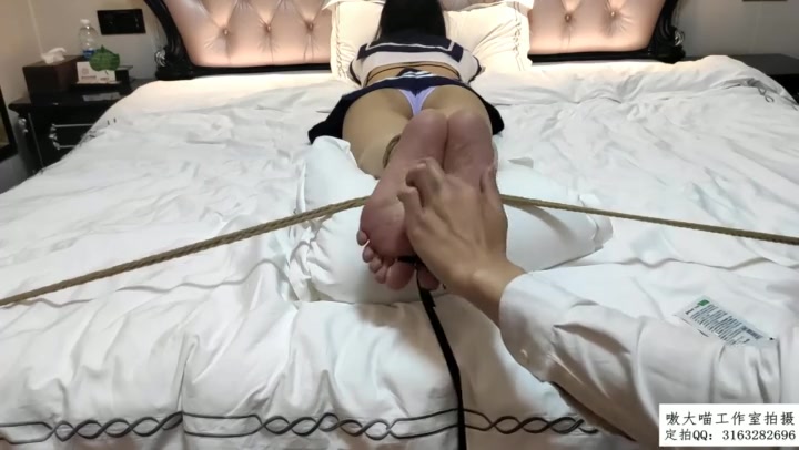 嗷大喵 新挠脚心系列（第一集） 妹子身穿情趣水手服捆住手脚，刷润滑剂，用刷子和牙刷以及手挠脚心+挠腋下+挠腰间以及胯上一些的部位 Preview 4