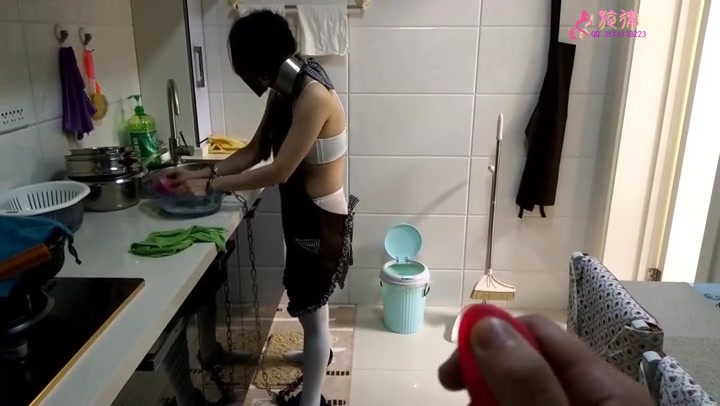 白袜女仆围裙做家务 Preview 1