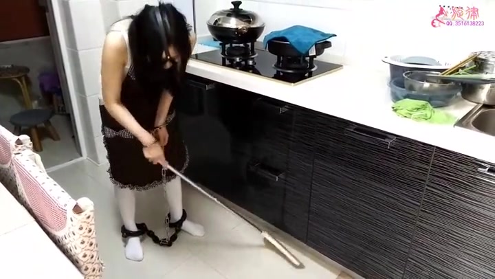 白袜女仆围裙做家务 Preview 4