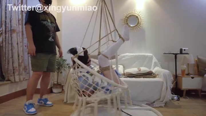 鹿角与猫爪 吊篮上翘起PP的白丝女仆爪爪 固定到吊篮上，双腿吊起翘起pp挨打 Preview 2
