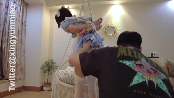 鹿角与猫爪 吊篮上翘起PP的白丝女仆爪爪 固定到吊篮上，双腿吊起翘起pp挨打 Preview 3