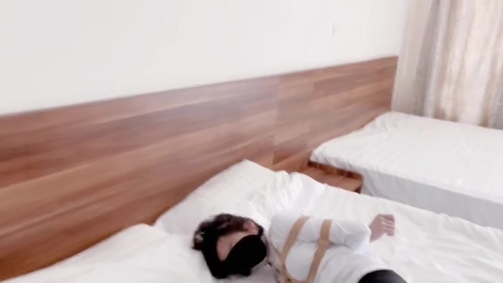 默示录 静静的第一次捆绑，迷晕之后，用银色的宽胶带，死死的贴住嘴巴，捆绑起来 Preview 1