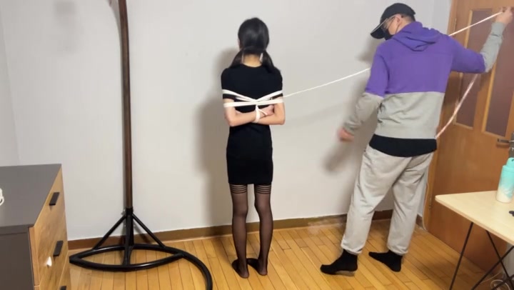 玩奴原创 初绑上强度，黑丝小裙细绳高手蛇缚驷马挠痒,严厉堵嘴，洗礼身材超瘦的妹妹 Preview 1