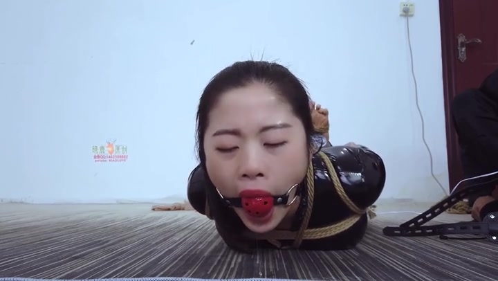 晓鹿绳艺 露露丝套头（下）强迫驷马后用丝袜堵嘴，口球等堵嘴，全包头套 Preview 2
