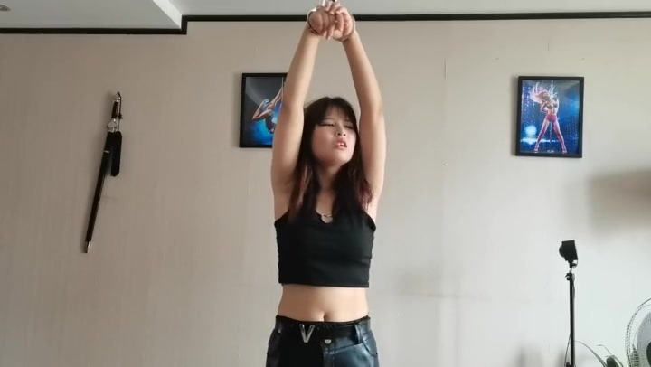 女孩盼盼被吊在屋顶当枪靶子 Preview 2