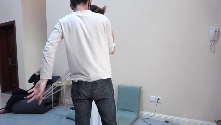 半岛束艺 穿着走不快的裙子散步 Preview 1